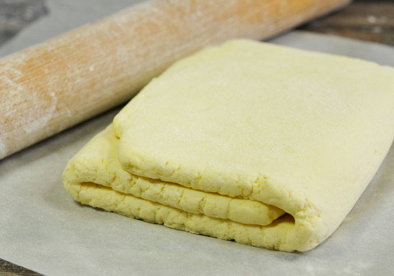 Délicieuses pâtes jaunes gros plan sur une plaque blanche